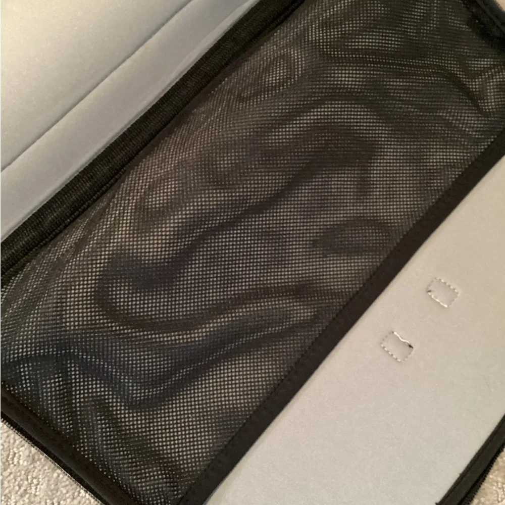 Shoreline padded laptop sleeve,zipper close,inside pocket, elastic to secure